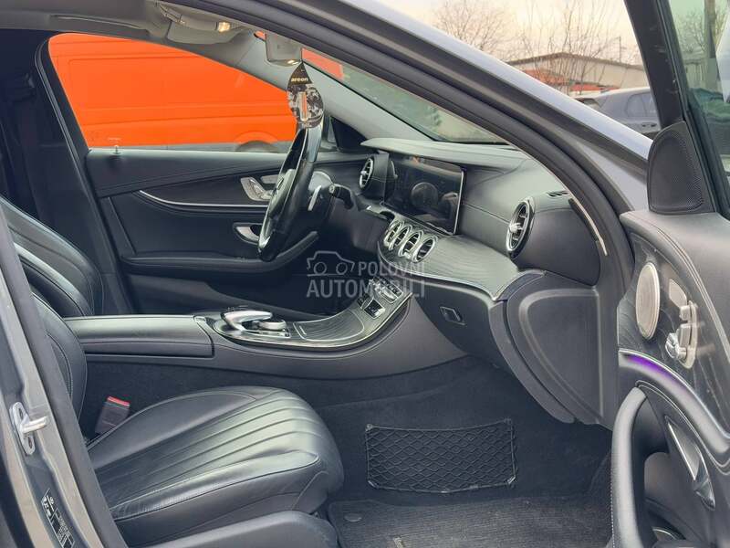 Mercedes-Benz E 220 - fotografija 13