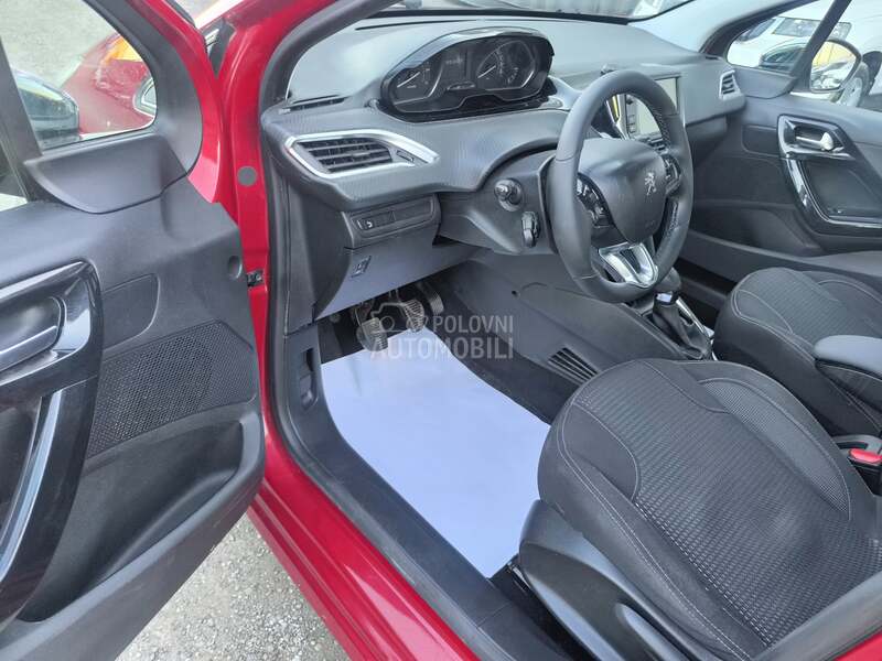 Peugeot 208 - fotografija 26