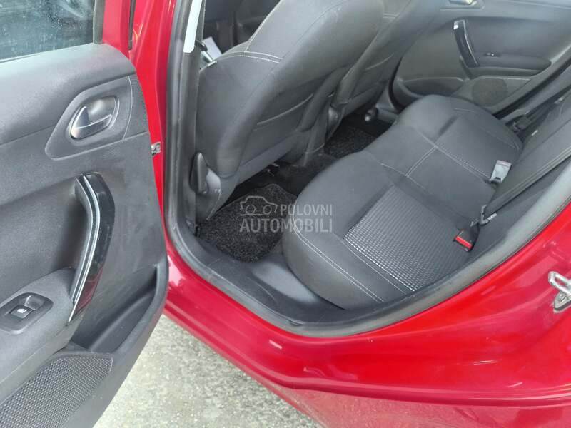 Peugeot 208 - fotografija 27