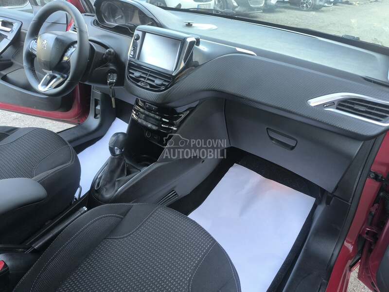 Peugeot 208 - fotografija 32