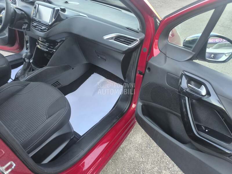 Peugeot 208 - fotografija 29