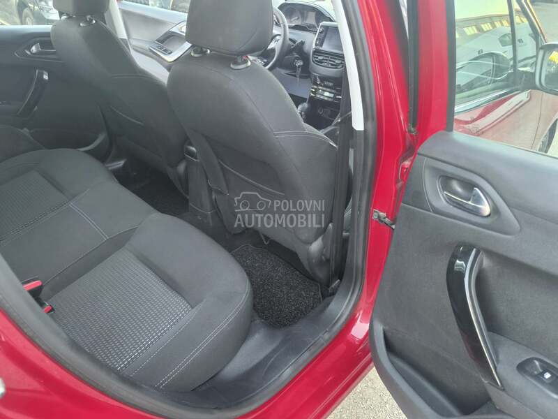 Peugeot 208 - fotografija 30