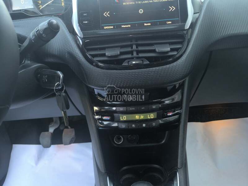 Peugeot 208 - fotografija 31