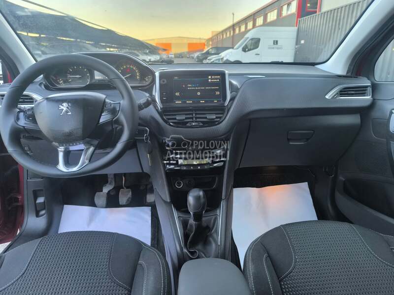 Peugeot 208 - fotografija 33