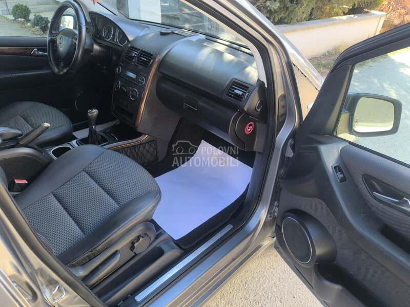 Mercedes-Benz A 160 - fotografija 11