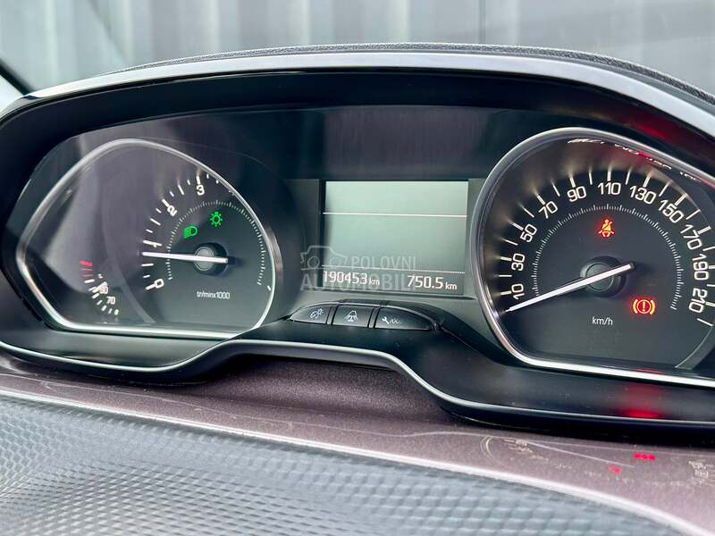 Peugeot 2008 - fotografija 18