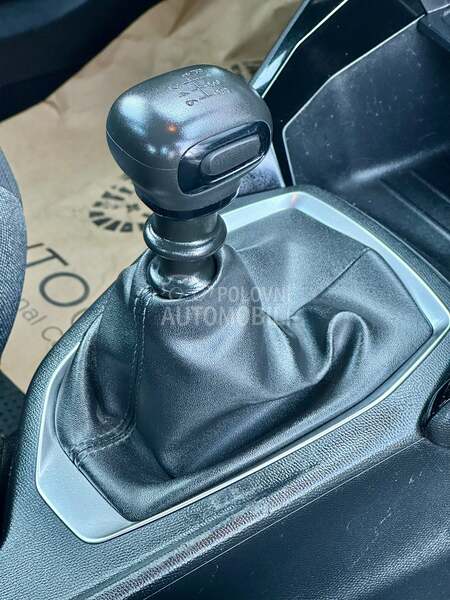 Peugeot 2008 - fotografija 17